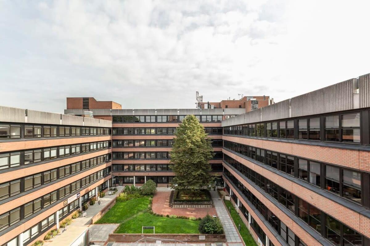Modern And Stylish 1 Bed Apartment In East Grinstead Exterior photo